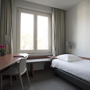 Zimmer mit Kingsize-Bett